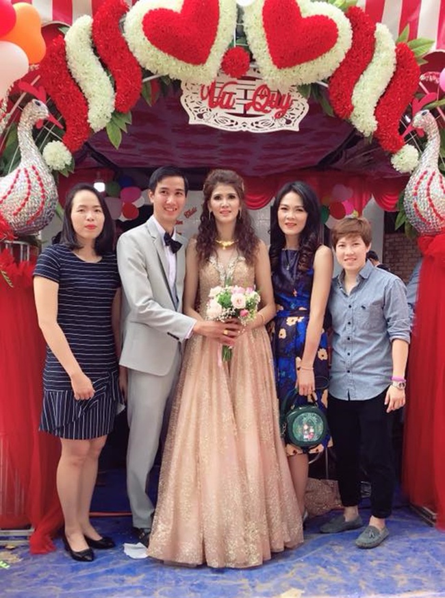 Ngôi sao 2 lần vô địch bóng chuyền nữ Việt Nam kết hôn với phụ công bằng tuổi sau hơn 1 thập kỷ yêu nhau - Ảnh 4.