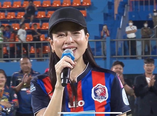 Madam Pang rơm rớm nước mắt chia tay CĐV đội nhà sau 8 năm gắn bó, fan Thái Lan gửi lời tri ân trong tiếc nuối - Ảnh 2.