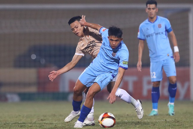 Thua đội bóng vừa tước quyền chỉ đạo HLV, HLV Lê Huỳnh Đức cầu thủ không quen mặt sân - Ảnh 2.
