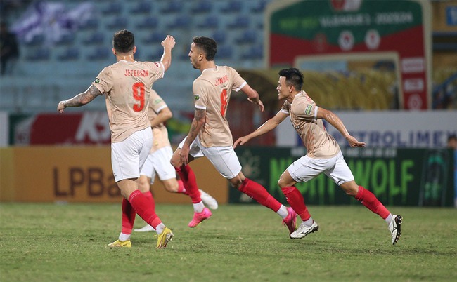 Nhận 2 thẻ đỏ, Công An Hà Nội vẫn thắng đậm Bình Dương ở vòng 8 V-League  - Ảnh 2.