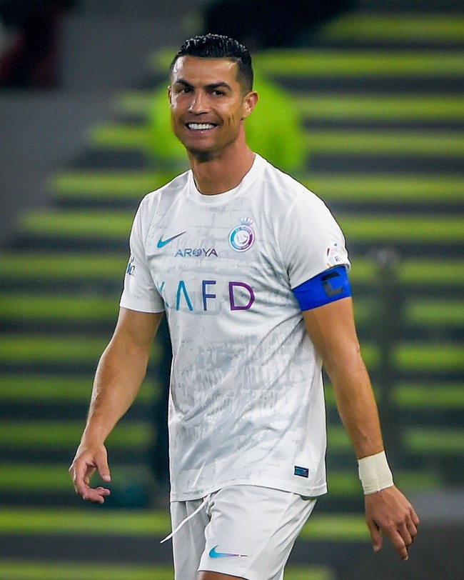 Ronaldo kiên nhẫn khó tin khi được fan xin chụp ảnh cùng - Ảnh 3.