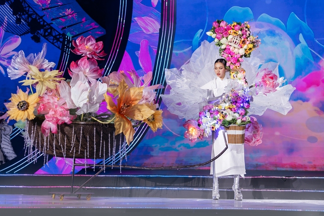 Đêm bán kết - trình diễn trang phục dân tộc tại Miss Cosmo Việt Nam diễn ra đầy ấn tượng - Ảnh 1.
