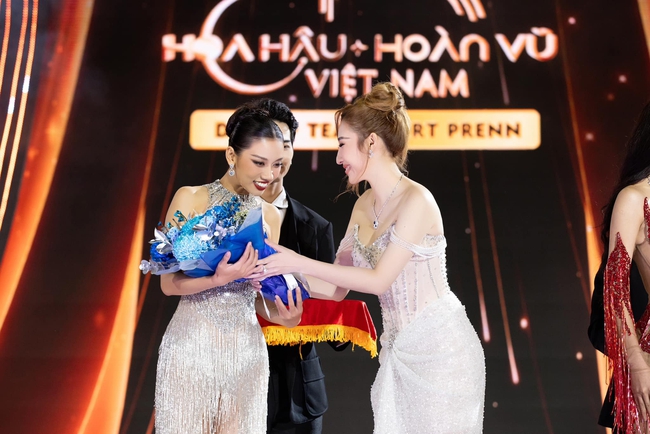 Huỳnh Như ấn tượng tốt với dàn thí sinh Miss Cosmo Vietnam 2023 - Ảnh 4.