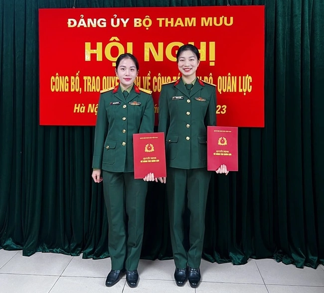 Phạm Thị Hiền (phải) được thăng hàm trước hạn từ thiếu úy lên trung úy sau khi vinh dự được kết nạp đảng