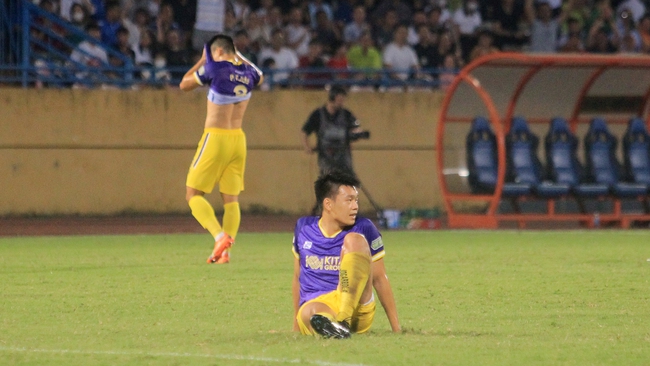 Cầu thủ CLB Hà Nội gặp HLV Troussier, nói lời chia tay ĐT Việt Nam dù mới hội quân - Ảnh 2.