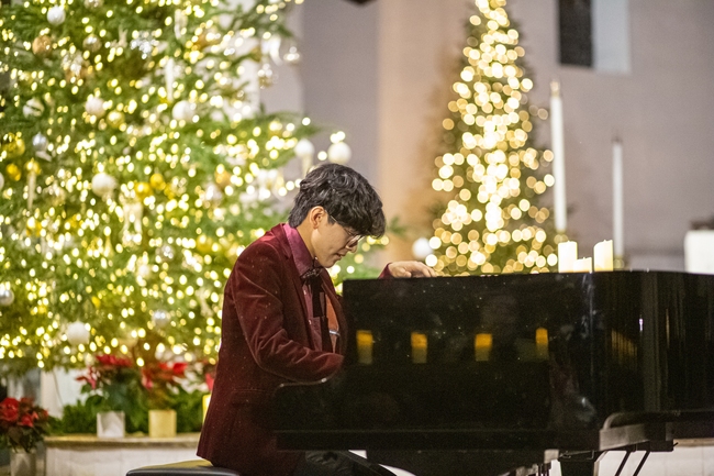 Tài năng Piano trẻ Lưu Danh Khôi về nước biểu diễn hòa nhạc từ thiện - Ảnh 2.