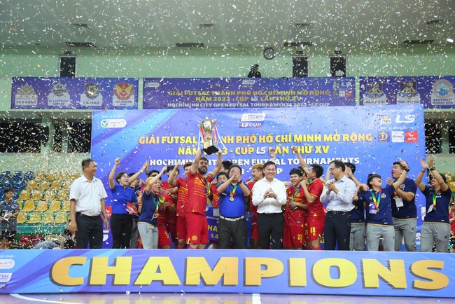 Đội bóng Thái Lan nhọc nhằn nâng Cúp ở TP.HCM - Ảnh 3.