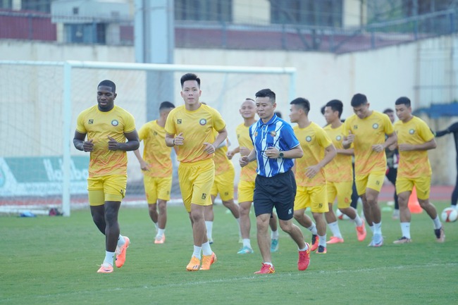 Tin nóng bóng đá Việt sáng 4/12: Nội bộ CLB Thanh Hóa bất ổn, HLV Kiatisuk hài lòng với 1 điểm - Ảnh 2.