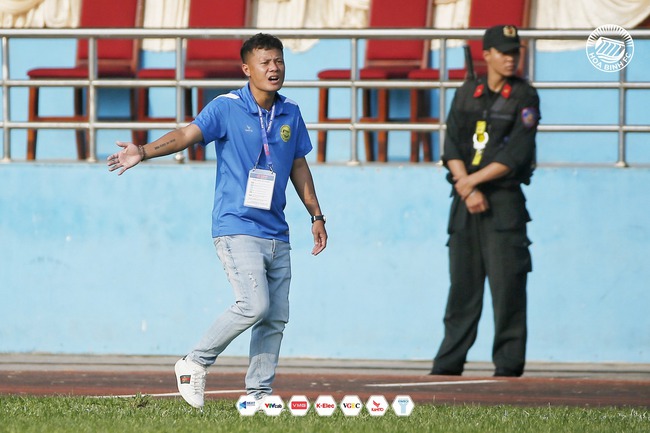Tin nóng bóng đá Việt tối 3/12: HLV Hạng Nhất có 'biểu hiện lạ', trợ lý SLNA nổi cáu với trọng tài - Ảnh 4.