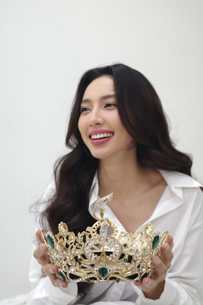 Hoa hậu Thùy Tiên tung loạt ảnh bên vương miện kỷ niệm 2 năm đăng quang  - Ảnh 2.