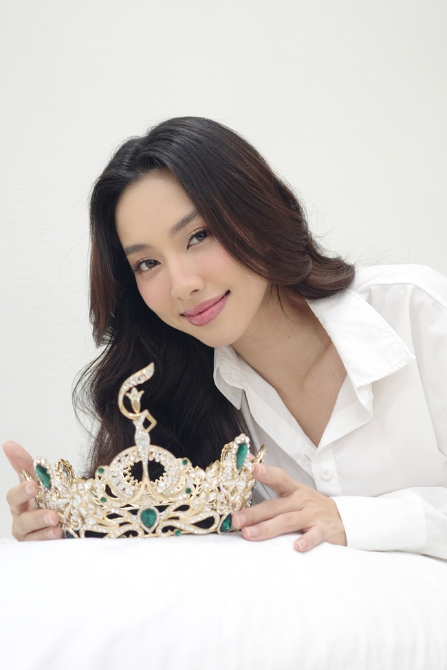 Hoa hậu Thùy Tiên tung loạt ảnh bên vương miện kỷ niệm 2 năm đăng quang  - Ảnh 5.