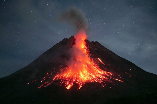 Núi lửa phun trào ở Indonesia: 11 người leo núi thiệt mạng - Ảnh 1.