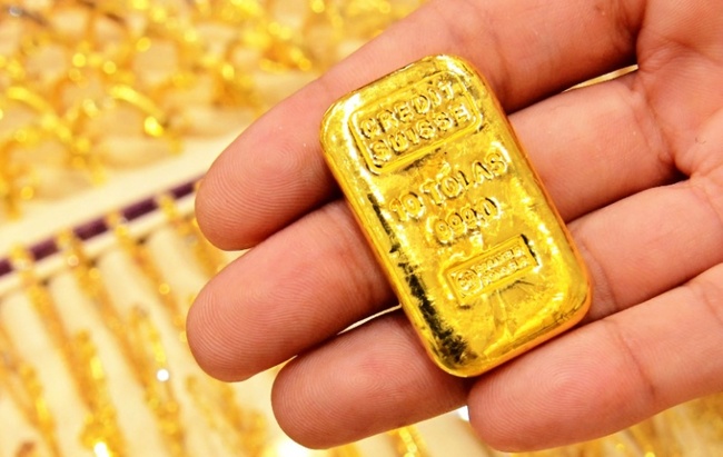 Giá vàng thế giới giảm 2% sau khi chạm mức cao kỷ lục - Ảnh 1.