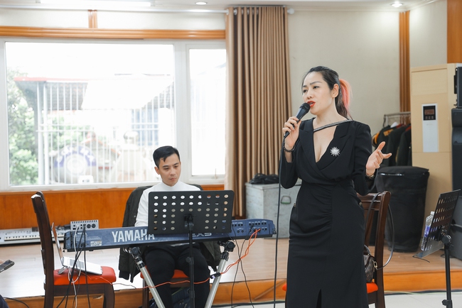 Ca sĩ Minh Thu tích cực tập luyện trước show 'Thu ca' - Ảnh 1.