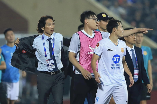HLV Gong Oh Kyun nổi nóng đến mức cởi phăng áo, chờ thái độ phản ứng từ cầu thủ CLB Nam Định - Ảnh 2.
