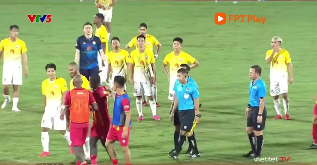 Cầu thủ va chạm đổ máu, HLV hai bên phản ứng gay gắt, CĐV chủ nhà quây xe ngăn đội khách ra về trong trận đấu giữa Bình Định vs Thanh Hóa - Ảnh 5.