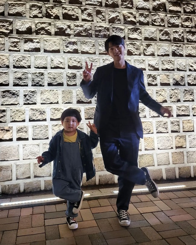 Minh chứng Song Joong Ki sẽ là người cha tuyệt vời nhất - Ảnh 2.