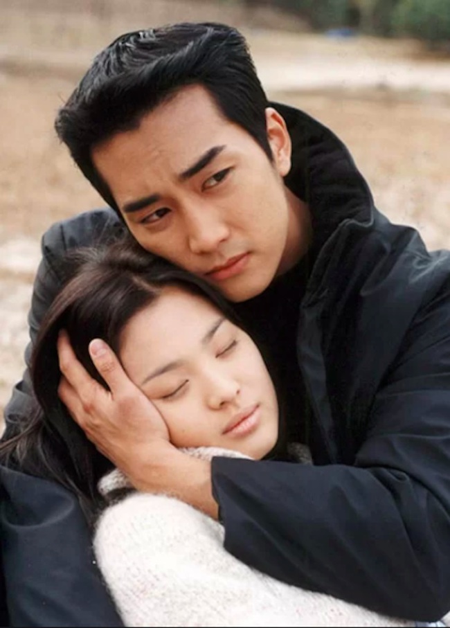 (TIN T7) Bộ 3 ‘Trái tim mùa thu’ sau 2 thập kỷ: Song Hye Kyo 'lẻ bóng', Won Bin gây tiếc nuối - Ảnh 7.