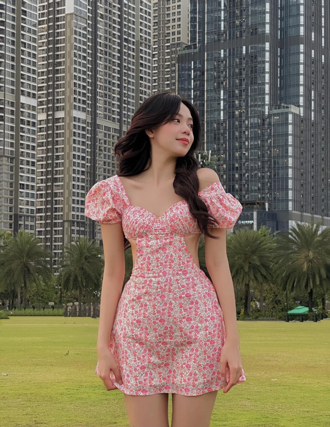 Diện cùng một kiểu váy, Hoa hậu Thanh Thuỷ đọ sắc 'bất phân thắng bại' cùng Á hậu Phương Nhi - Ảnh 1.