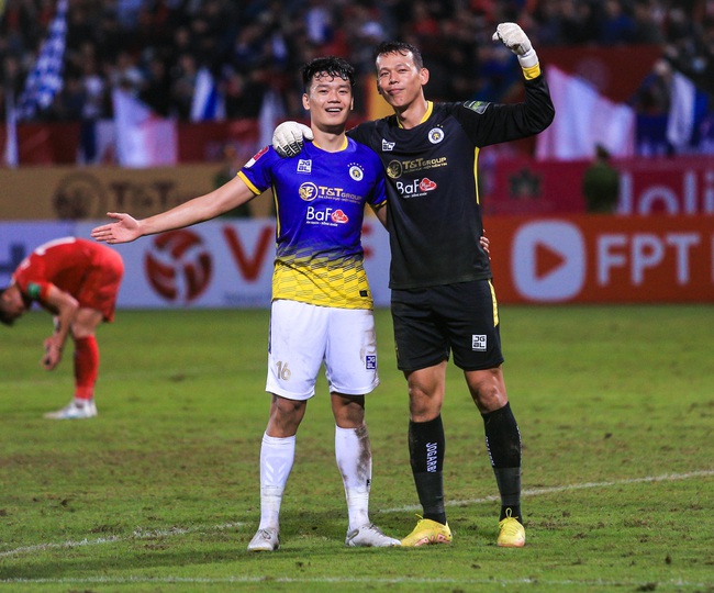 Cầu thủ Hà Nội FC ôm nhau ăn mừng sau chiến thắng kịch tính trước CLB CAHN - Ảnh 1.