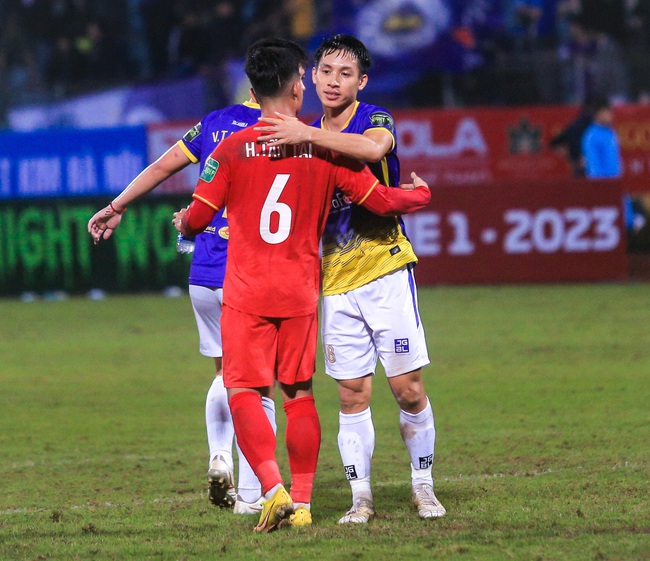 Cầu thủ Hà Nội FC ôm nhau ăn mừng sau chiến thắng kịch tính trước CLB CAHN - Ảnh 6.