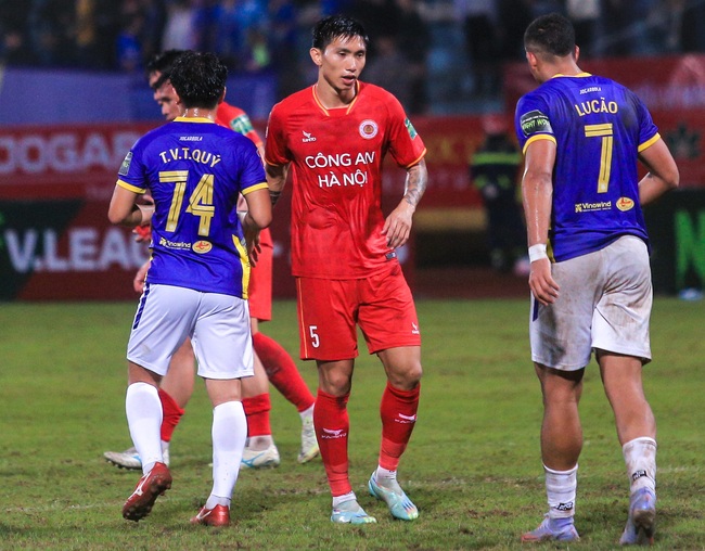 Cầu thủ Hà Nội FC ôm nhau ăn mừng sau chiến thắng kịch tính trước CLB CAHN - Ảnh 4.