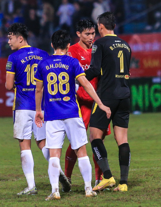 Cầu thủ Hà Nội FC ôm nhau ăn mừng sau chiến thắng kịch tính trước CLB CAHN - Ảnh 5.