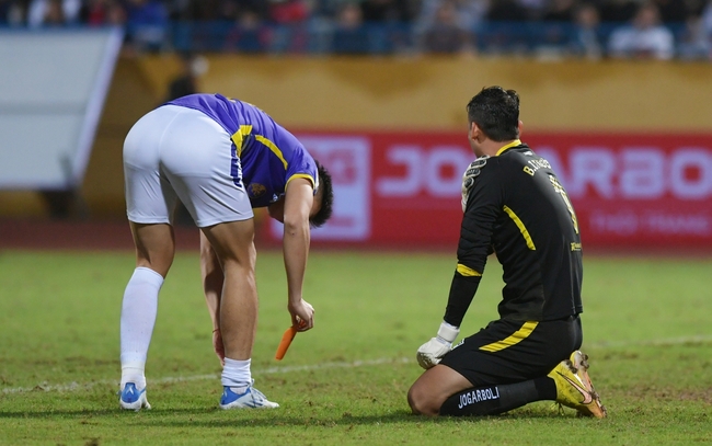 Bùi Hoàng Việt rách tất, bầm trán sau va chạm trong trận đấu với CLB Hà Nội  - Ảnh 3.