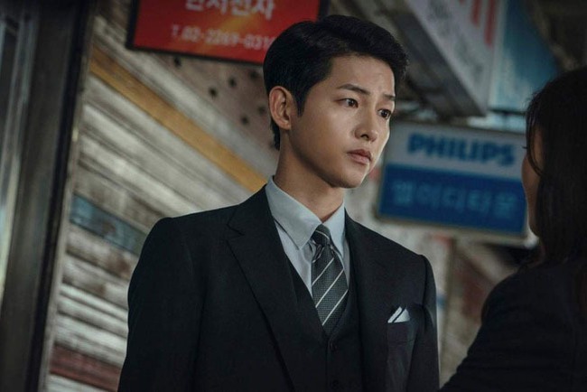 Đóng cảnh nóng với đàn em kém 21 tuổi, mỹ nam 'Vườn sao băng' lại gặp chỉ trích vì 'ăn ké' Song Joong Ki - Ảnh 8.
