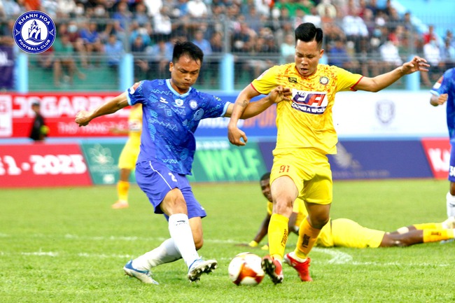 Bóng đá Việt Nam ngày 22/1: HLV Kiatisuk được vinh danh tại Thái Lan - Ảnh 3.