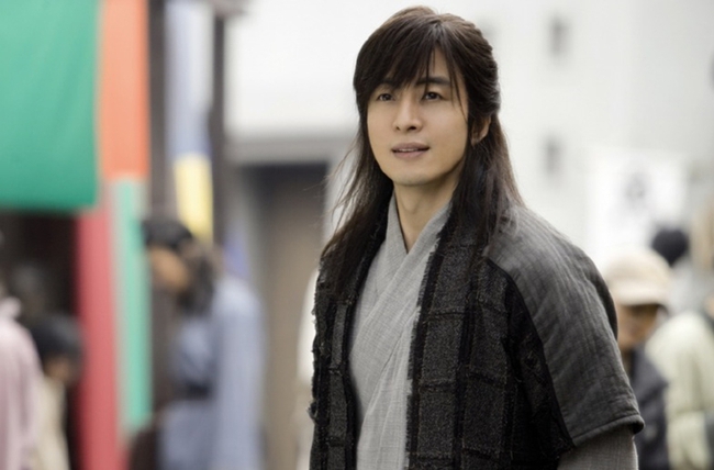 Scandal chấn động khiến Bae Yong Joon ‘Bản tình ca mùa đông’ phải đưa vợ con ra nước ngoài sống - Ảnh 2.