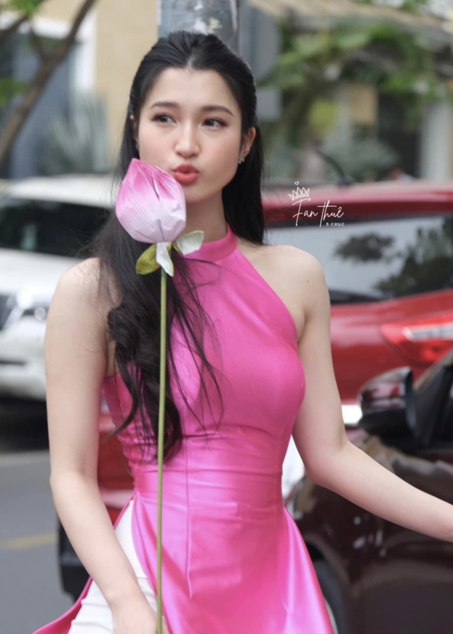 Phương Nhi và loạt ảnh xinh chuẩn danh hiệu thần tiên tỉ tỉ: Đẹp át cả Hoa hậu Việt Nam khi đụng hàng, ảnh cam thường gây bão - Ảnh 8.