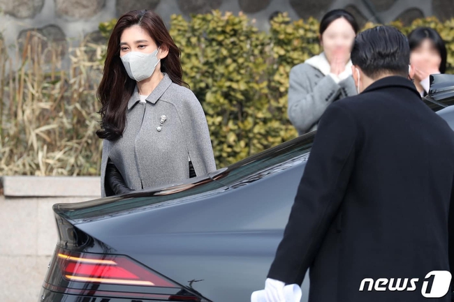 Công chúa Samsung lên đồ cực sang đi ăn cưới, đeo khẩu trang kín mít nhưng khí chất tài phiệt vẫn lan tỏa - Ảnh 3.