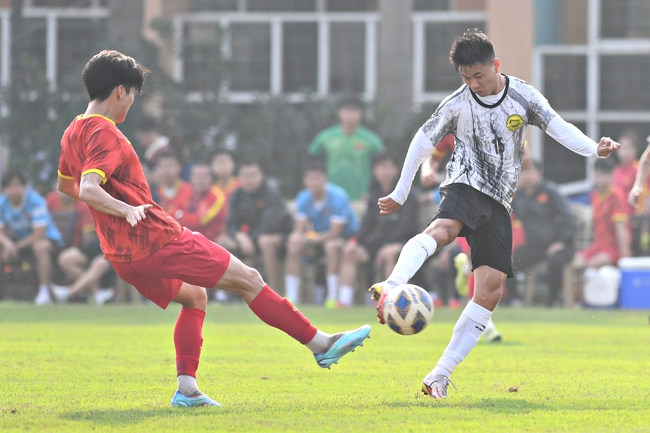 Sao trẻ Hà Nội FC khiến &quot;siêu nhân&quot; Gia Huy lu mờ, U20 Việt Nam hòa đội Hạng Nhất - Ảnh 7.