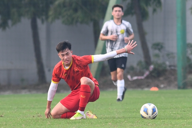 Sao trẻ Hà Nội FC khiến &quot;siêu nhân&quot; Gia Huy lu mờ, U20 Việt Nam hòa đội Hạng Nhất - Ảnh 2.