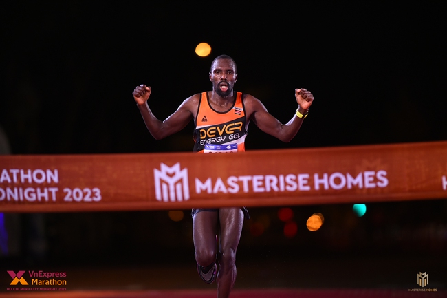 Chân chạy Kenya vô địch giải chạy đêm ở TPHCM  - Ảnh 3.