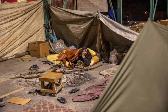 Tình hình thảm thiết của người dân sau động đất ở Thổ Nhĩ Kỳ - Syria: Hơn 6 triệu người đã mất nhà, phải ngủ ngoài đường dưới cái lạnh âm độ C - Ảnh 1.