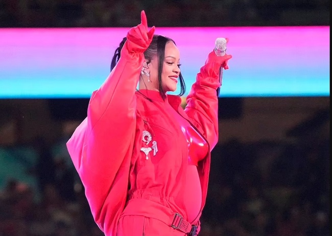 Rihanna gây choáng khi mang bụng bầu lên sân khấu Super Bowl - Ảnh 5.