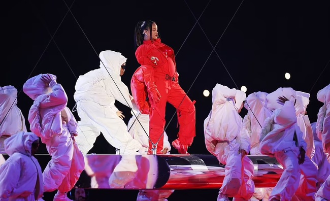 Rihanna gây choáng khi mang bụng bầu lên sân khấu Super Bowl - Ảnh 2.