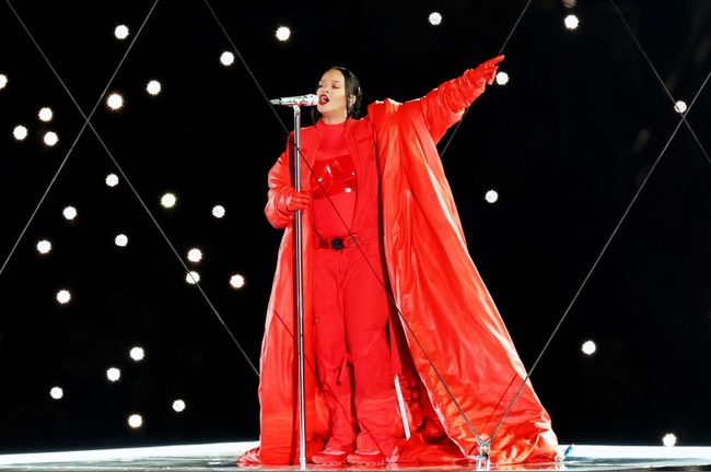 Rihanna gây choáng khi mang bụng bầu lên sân khấu Super Bowl - Ảnh 3.
