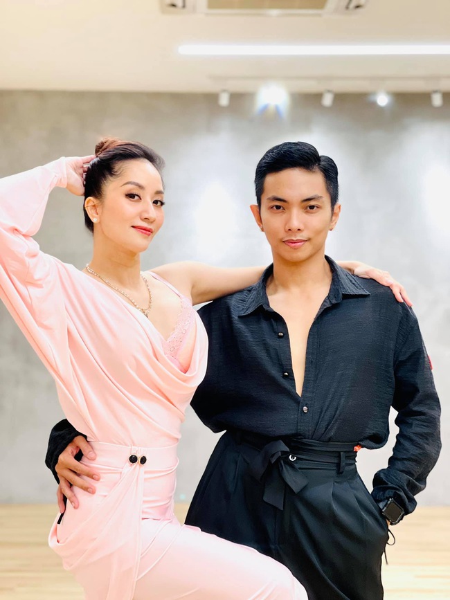 Chuyện tình 'chị - em' trong showbiz Việt: Lệ Quyên - Lâm Bảo Châu 'dính như sam', 1 cặp đôi đã toang sau hơn thập kỷ - Ảnh 7.