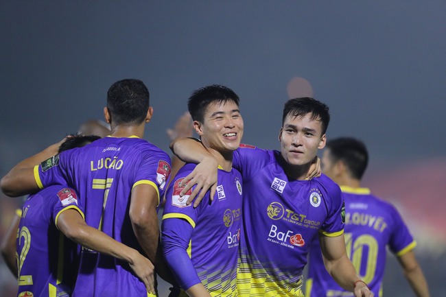 2 Quả bóng vàng lập công, Hà Nội FC đoạt ngôi đầu bảng sau trận cầu nghẹt thở - Ảnh 2.