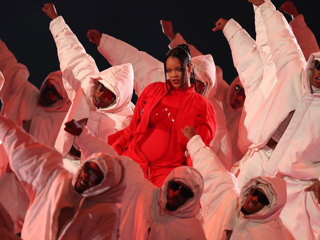 Thay vì bỏ ra 7 triệu USD, Rihanna có cách quảng bá thương hiệu tốn '0 đồng' tại Super Bowl - Ảnh 1.