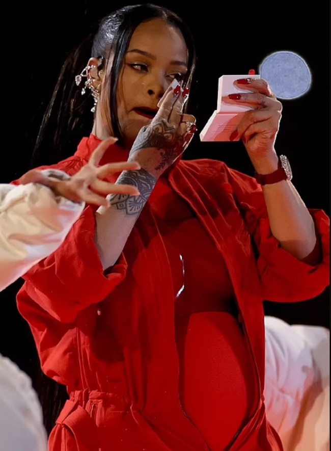 Thay vì bỏ ra 7 triệu USD, Rihanna có cách quảng bá thương hiệu tốn '0 đồng' tại Super Bowl - Ảnh 2.