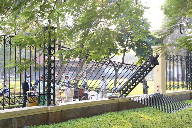 Hà Nội xóa bỏ tường rào tại công viên - giải cơn khát không gian xanh - Ảnh 1.