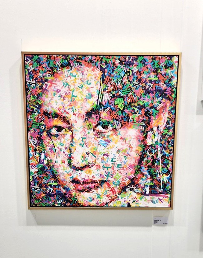 Tác phẩm nghệ thuật mô tả V BTS được trưng bày tại triển lãm World Art Expo Seoul 2023 - Ảnh 1.