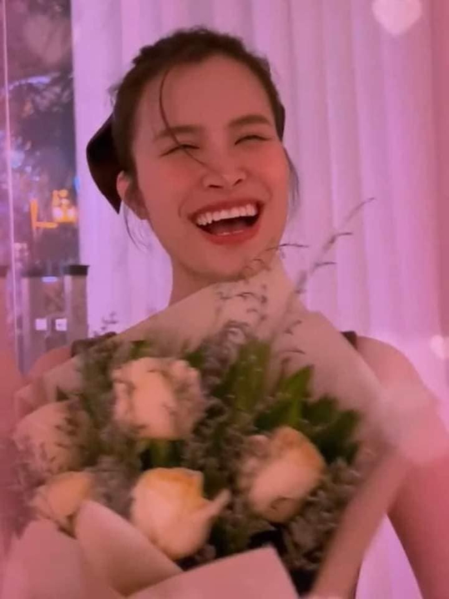 Không khí Valentine ngập tràn showbiz Việt: Hà Hồ tình tứ bên Kim Lý, Đông Nhi được ông xã tặng món quà 'không ngờ tới'  - Ảnh 4.