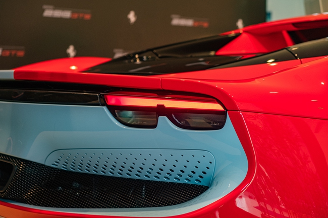 Những bí mật về Ferrari 296 GTS vừa ra mắt VN: Khách mua xe cần cọc 2,5 tỷ, dải sơn trang trí giá hơn 1 tỷ đồng - Ảnh 13.