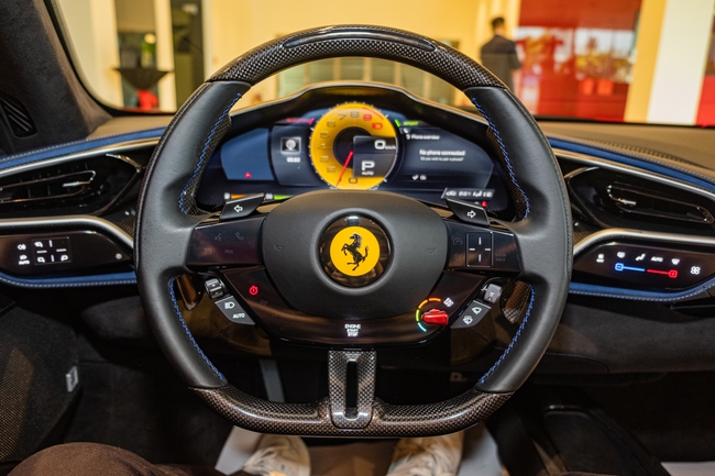 Những bí mật về Ferrari 296 GTS vừa ra mắt VN: Khách mua xe cần cọc 2,5 tỷ, dải sơn trang trí giá hơn 1 tỷ đồng - Ảnh 14.
