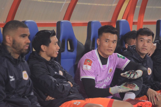 Tin nóng bóng đá Việt 25/12: Tương lai của HLV Kiatisuk được hé lộ, Quang Hải nói lý do rời Pau FC - Ảnh 4.